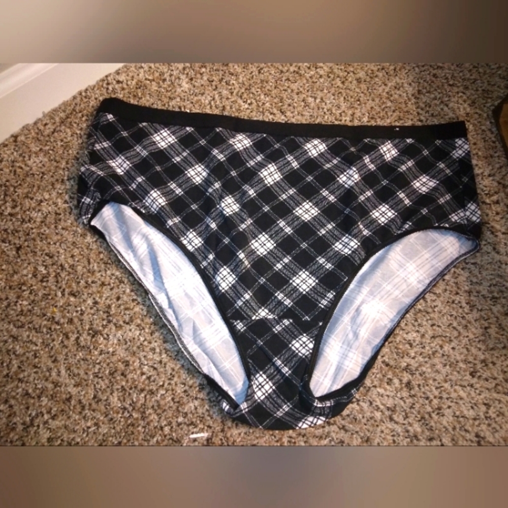 Catherine's Black 🖤 & White Plaid Panties Sz. 4x